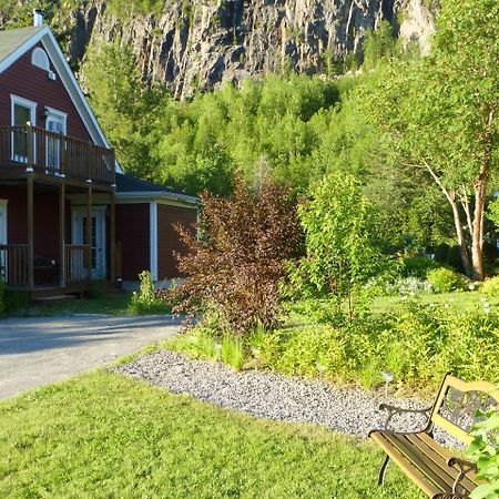 B&B Les Deux Pignons Petit-Saguenay Екстериор снимка