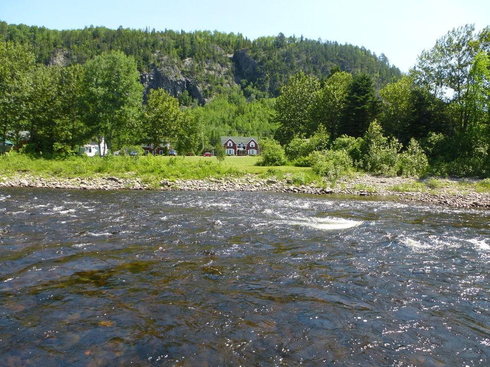 B&B Les Deux Pignons Petit-Saguenay Екстериор снимка