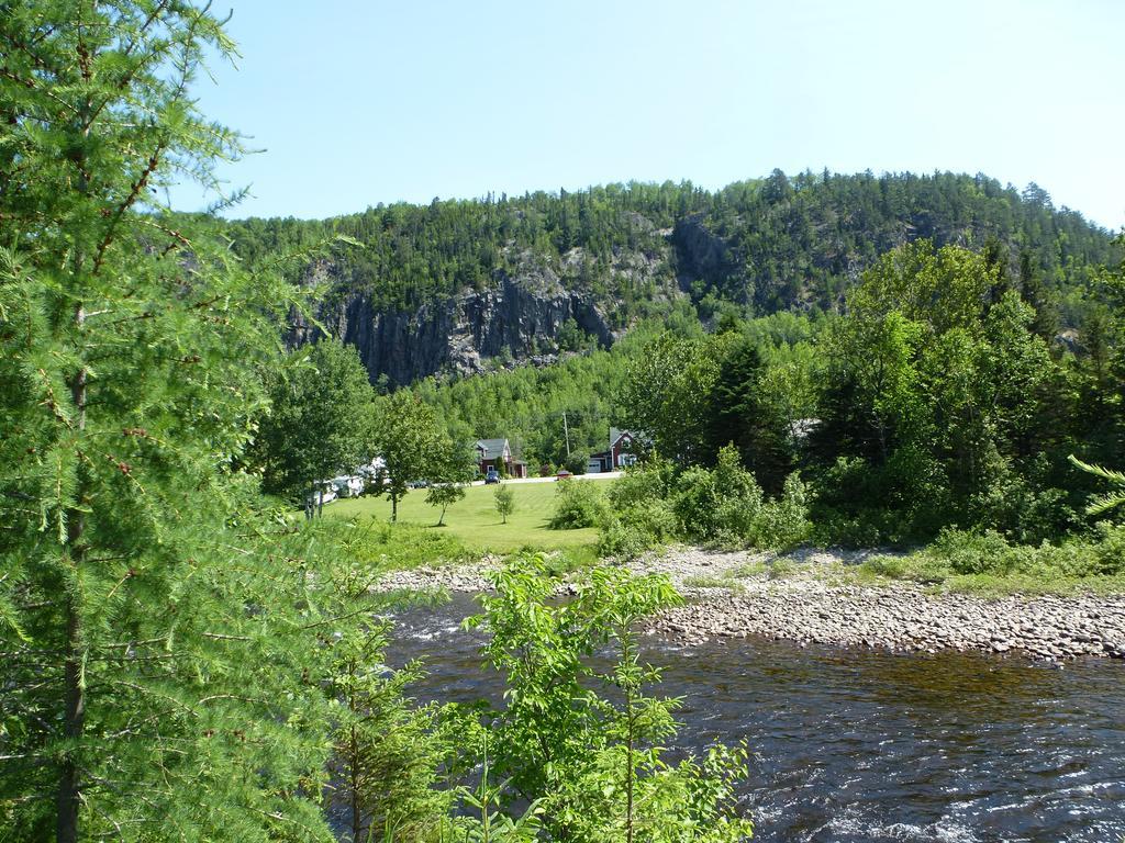 B&B Les Deux Pignons Petit-Saguenay Екстериор снимка