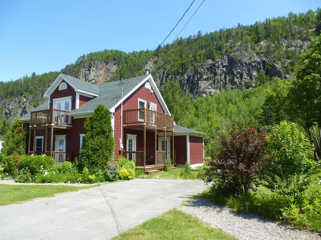 B&B Les Deux Pignons Petit-Saguenay Екстериор снимка